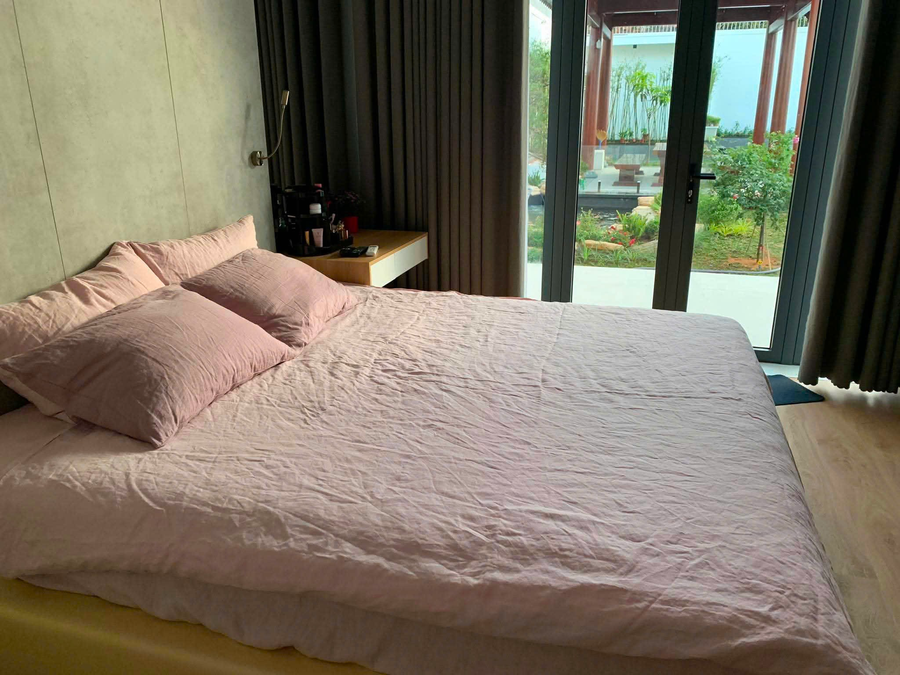 Blush Pink Bedding with Grey Walls: A Real Home in Daylight