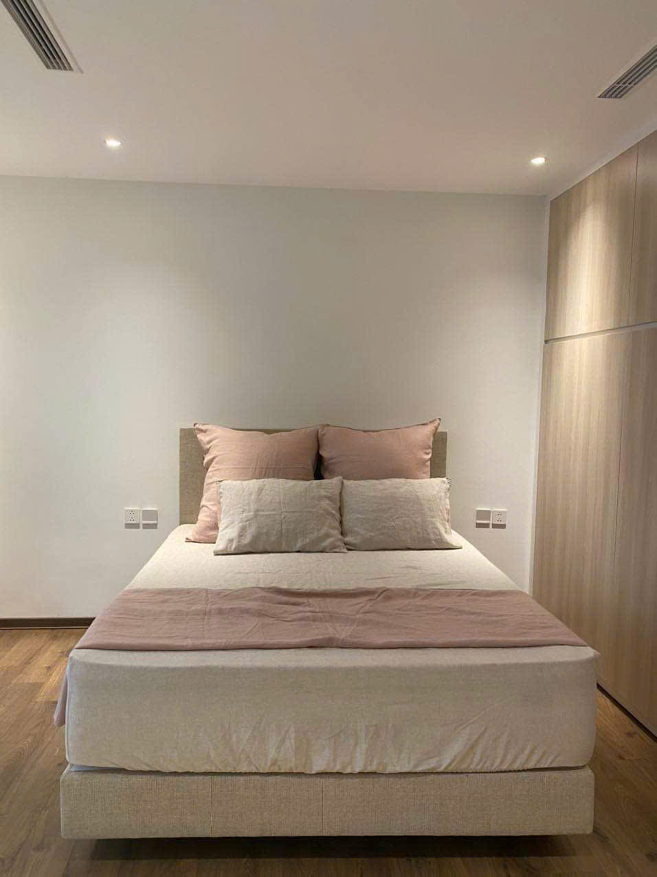 Scandinavian minimalist bedroom with dusty pink linen duvet and flax pillows - SCANDALINEN