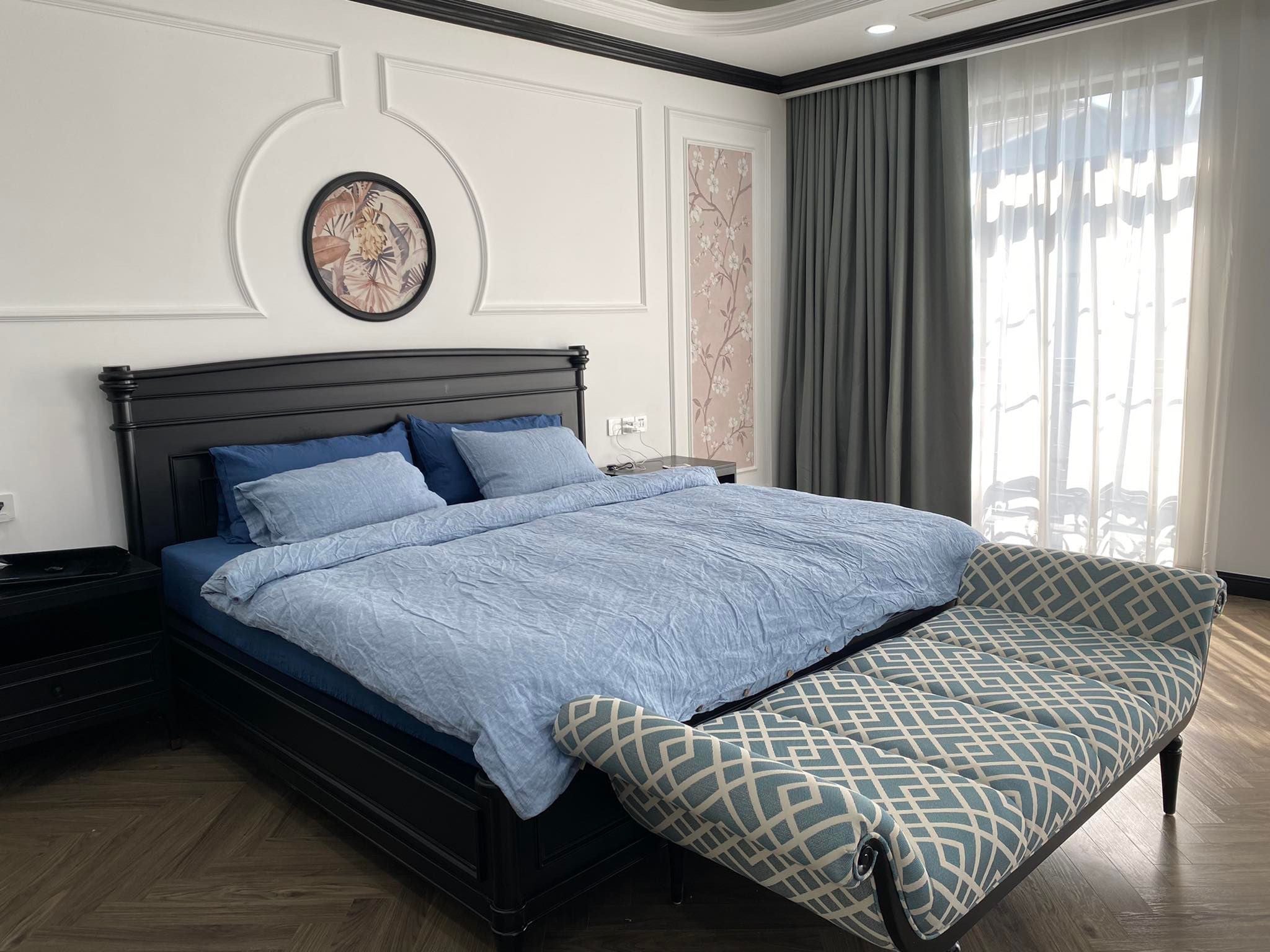 Real Homes: Neoclassical Style — Blue Linen in a Room Built to Last