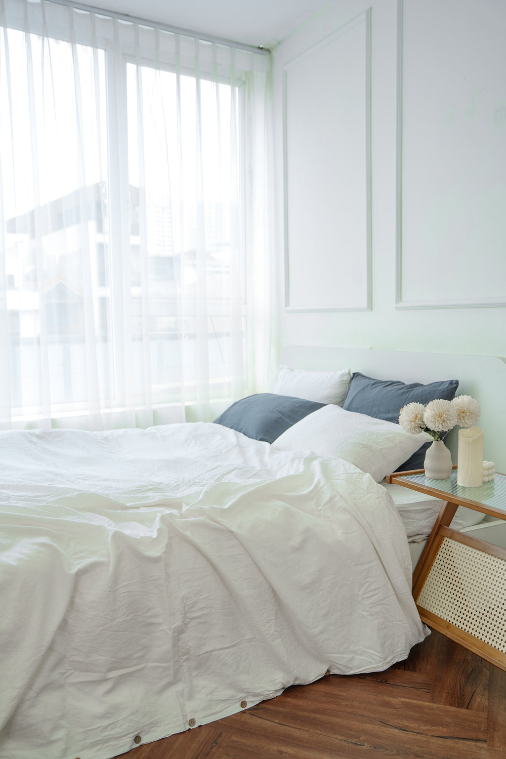 White duvet cover, 70% bamboo, 30% linen.