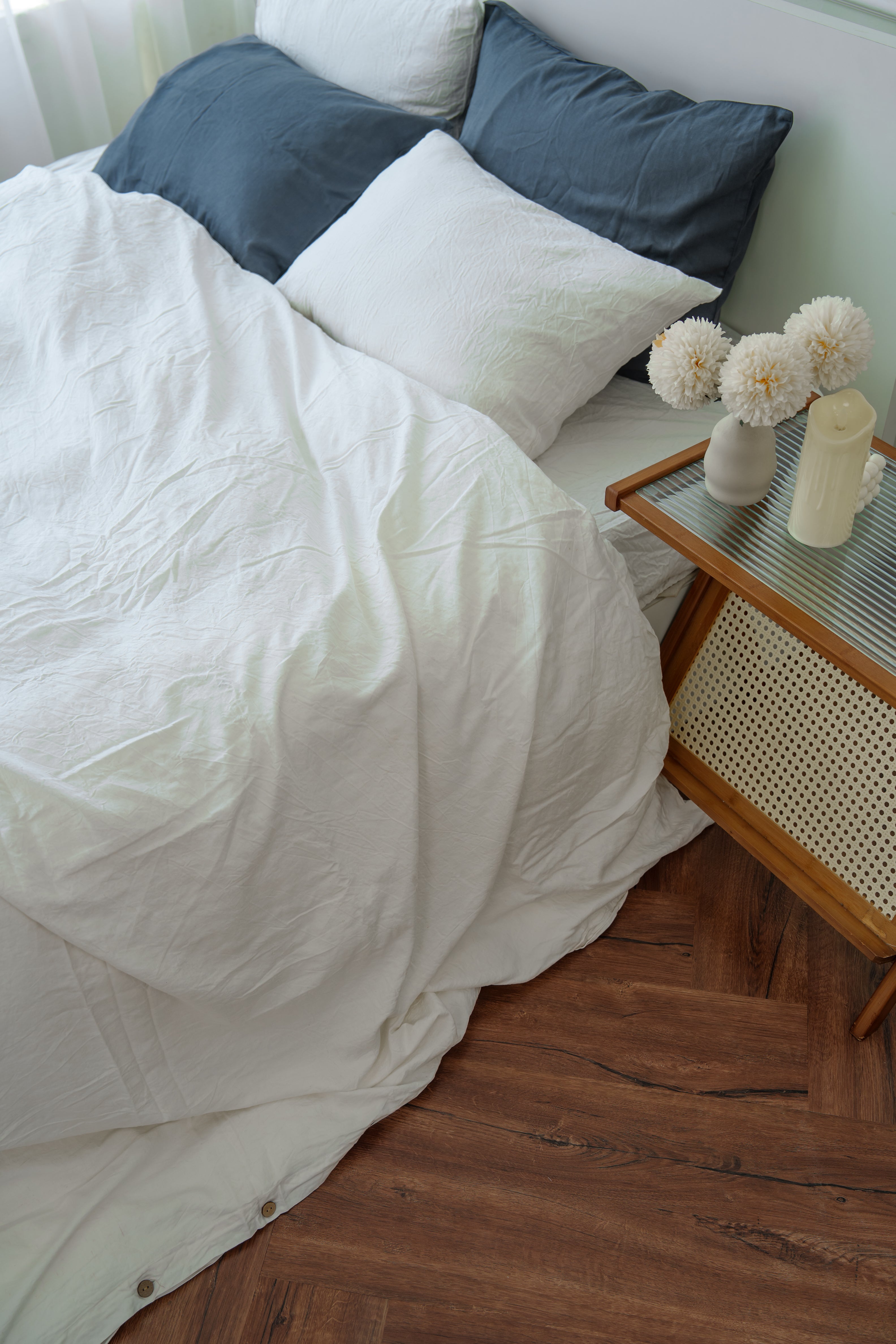 White duvet cover, 70% bamboo, 30% linen.